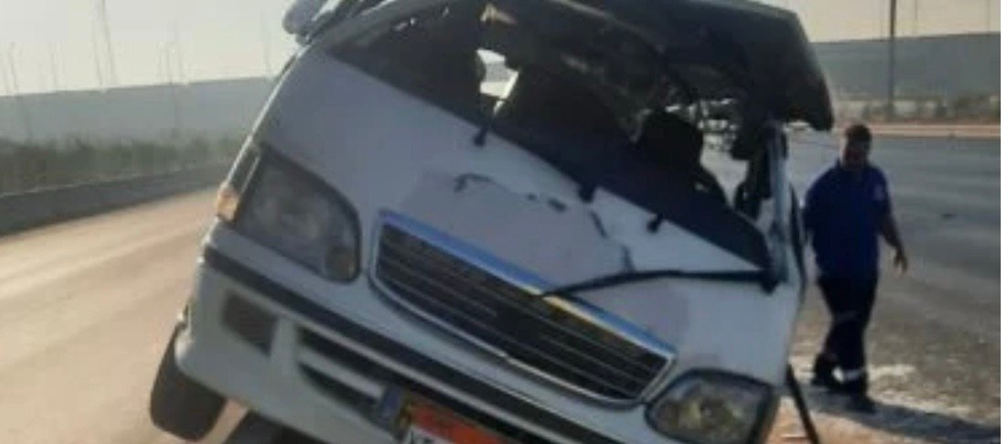 انقلاب ميكروباص بالطريق الاقليمى