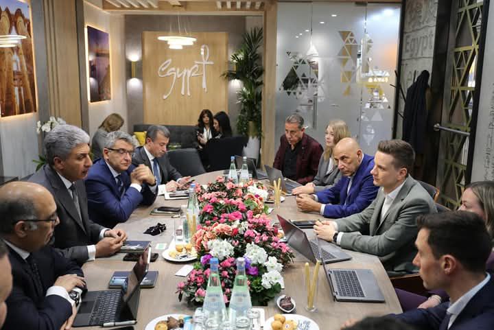 fb_img_17412508373186793942006277057255 وزير السياحة والآثار يعقد عدد من اللقاءات المهنية مع مجموعة من كبار منظمي الرحلات ووكالات السياحة والسفر وشركات الطيران الألمانية والدولية