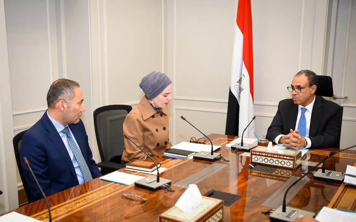 fb_img_17418866085147557652350908356809 وزير الخارجية والهجرة يجتمع مع قيادات وأعضاء قطاع الشئون البرلمانية بالوزارة