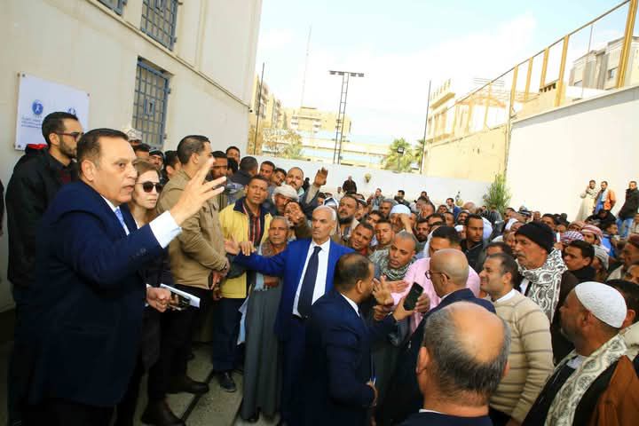 fb_img_17421192966025815714573426373730 اللواء عمرو عبد الوهاب يلتقى بالمتقدمين بطلبات تقنين وضع اليد فى أراضى الريف المصرى الجديد ويجيب على استفساراتهم.. ويوصيهم بضرورة إتباع القنوات القانونية والإبتعاد عن الوسطاء ومروجى الشائعات