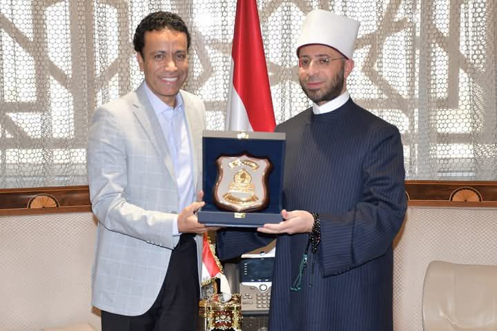 fb_img_17422246289399165104136058851007 تقديرًا لدوره في نشر القيم المجتمعية.. وزير الأوقاف يكرِّم الفنان القدير سامح حسين