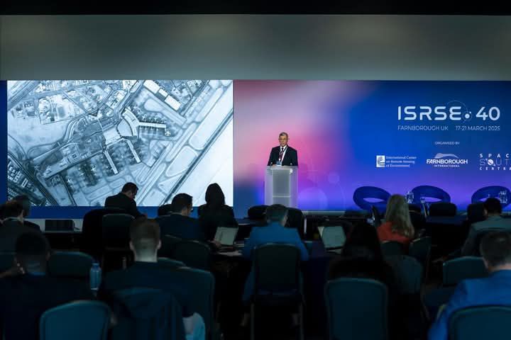 fb_img_17424033482164038543069658669811 الرئيس التنفيذي لوكالة الفضاء المصرية يلقي كلمة عن التنمية المستدامة والتحديات البيئية على هامش مشاركته في فعاليات اليوم الثاني للمؤتمر الدولي الأربعين للاستشعار عن بعد للبيئة (ISRSE-40) في المملكة المتحدة