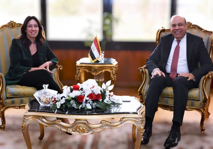 fb_img_17425609390813740170078508889451 وزير الطيران المدني يبحث مع مسئولي شركة مطارات أبوظبي سُبل التعاون المشترك في مجالات البنية التحتية وتطوير المطارات المصرية