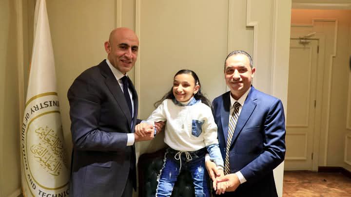 fb_img_17425610465572295232770617195682 وزير التربية والتعليم يكرم الطالبة رضوى من ذوي الاحتياجات الخاصة لتفوقها الدراسي وتميزها في قراءة القرآن وإلقاء الشعر