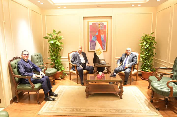 fb_img_17428954482468185289437985682489 نائب رئيس مجلس الوزراء للتنمية الصناعية وزير الصناعة والنقل ووزير الاستثمار والتجارة الخارجية يبحثان مع رئيس غرفة القاهرة التجارية آليات النهوض بصناعة الحديد والصلب في مصر