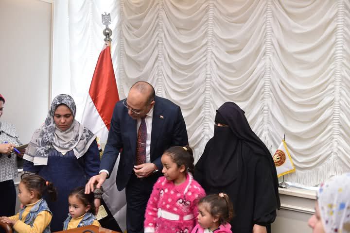fb_img_17429092248172592535368033998253 وزير العمل يُسلم شيكات تعويضات بقيمة 248 ألف جنيه وثائق تأمين ضد الحوادث الشخصية للعمالة غير المنتظمة لصالح أُسر 4 عمال في 3 محافظات
