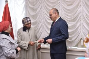 fb_img_17429092269328778972870211907066-300x200 وزير العمل يُسلم شيكات تعويضات بقيمة 248 ألف جنيه وثائق تأمين ضد الحوادث الشخصية للعمالة غير المنتظمة لصالح أُسر 4 عمال في 3 محافظات