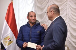 fb_img_17429092299007496849000446187081-300x200 وزير العمل يُسلم شيكات تعويضات بقيمة 248 ألف جنيه وثائق تأمين ضد الحوادث الشخصية للعمالة غير المنتظمة لصالح أُسر 4 عمال في 3 محافظات
