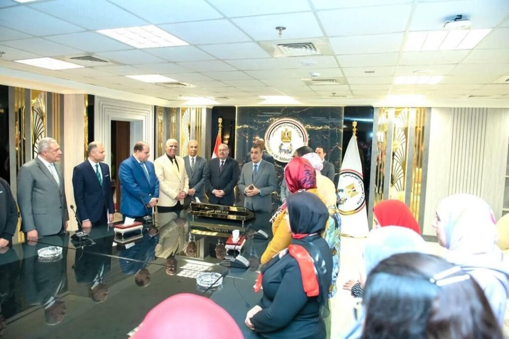 fb_img_17432412075855553377140294949002-1024x682 وزير الدولة للإنتاج الحربي خلال لقائه بالعاملين