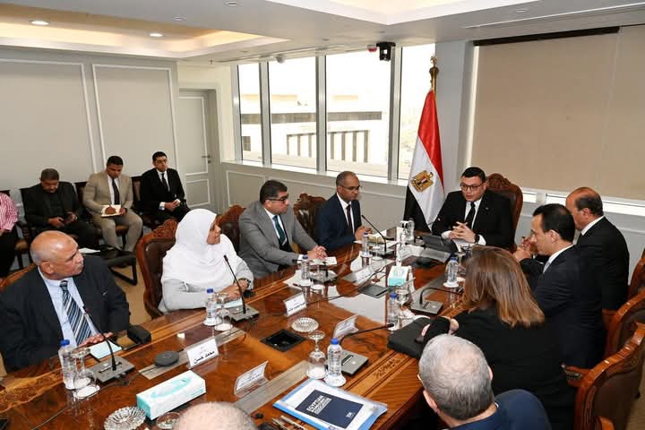 وزير الإسكان يعقد اجتماعًا موسعًا مع قيادات الجهات التابعة للوزارة لمتابعة ملفات العمل