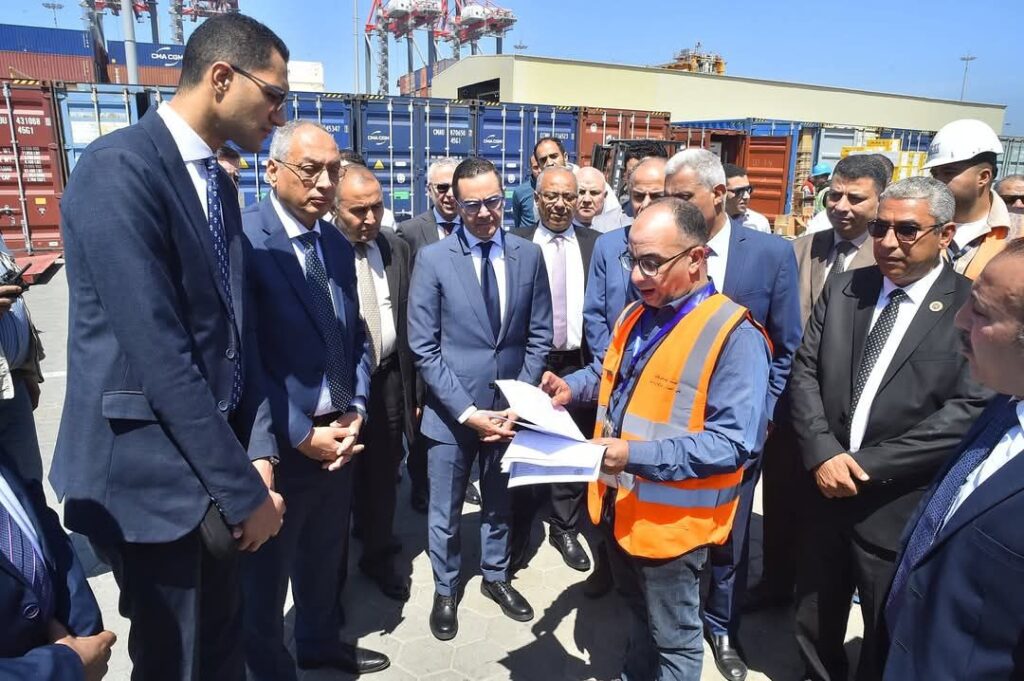 fb_img_17438588116388251598587595805872-1024x681 وزير الاستثمار والتجارة الخارجية يقوم بزيارة لمحافظة الإسكندرية ويتفقد عدد من الجهات المعنية بالرقابة الجمركية