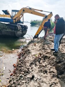 fb_img_17439296164758188244680298839008-226x300 وزير الري يتابع حالة مجري نهر النيل وفرعيه.. ومجهودات إزالة التعديات بالتنسيق مع أجهزة الدولة المعنية