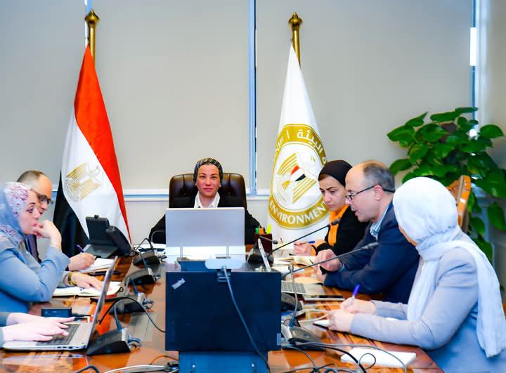 fb_img_17439330809775193619227671389652 وزيرة البيئة تعقد اجتماعًا للجنة الطيور لمناقشة التأثيرات المحتملة على هجرة الطيور ووضع حلول استراتيجية لها