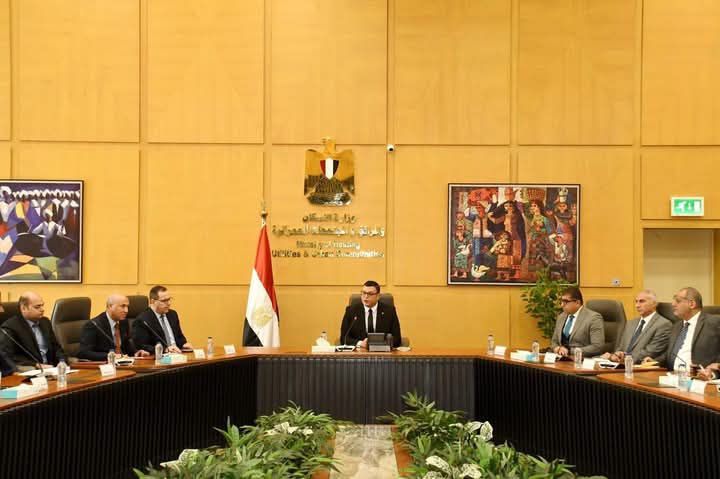 fb_img_17439447890261428921598918801553 وزير الإسكان يلتقي مجموعة من المطورين وممثلي الكيانات العاملة بإقليم الساحل الشمالي الغربي