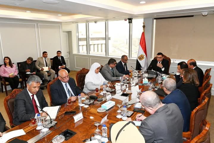 fb_img_17440154094911483410405522527844 وزير الإسكان يعقد اجتماعًا موسعًا مع قيادات الجهات التابعة للوزارة لمتابعة ملفات العمل