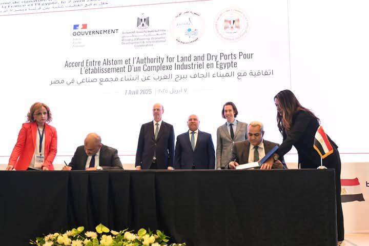 fb_img_17441259322821044929074145521995 وزير الصناعة والنقل ووزير الاقتصاد والمالية الفرنسي يشهدان توقيع عقد لإنشاء مجمع صناعى لإنتاج الوحدات المتحركة ومكونات السكك الحديدية