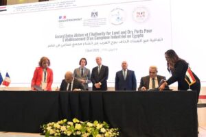 fb_img_17441259343177362599280770269589-300x200 وزير الصناعة والنقل ووزير الاقتصاد والمالية الفرنسي يشهدان توقيع عقد لإنشاء مجمع صناعى لإنتاج الوحدات المتحركة ومكونات السكك الحديدية