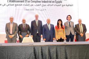 fb_img_17441259389621251097695977955460-300x200 وزير الصناعة والنقل ووزير الاقتصاد والمالية الفرنسي يشهدان توقيع عقد لإنشاء مجمع صناعى لإنتاج الوحدات المتحركة ومكونات السكك الحديدية