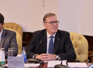 fb_img_17441938228508963607291082604939-300x220 وزير الاتصالات وتكنولوجيا المعلومات يبحث مع وفد جمعية رجال الأعمال الفرنسية "ميديف الدولية" MEDEF جذب استثمارات فرنسية جديدة إلى قطاع الاتصالات وتكنولوجيا المعلومات المصرى