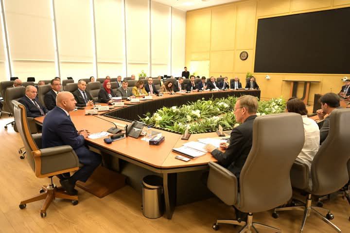 fb_img_17441939044121067415047225494179 نائب رئيس مجلس الوزراء للتنمية الصناعية وزير الصناعة والنقل يبحث مع ممثلي 29 شركة ومؤسسة فرنسية فرص الاستثمار بالسوق المصري في مجالي الصناعة والنقل