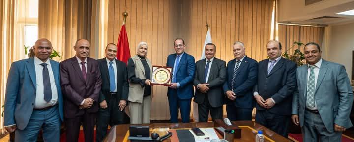 fb_img_17443763751494100211341205694897 وزير المالية يكرم ٧ قيادات ضريبية متميزة بالقاهرة والجيزة والإسكندرية والقليوبية ودمياط