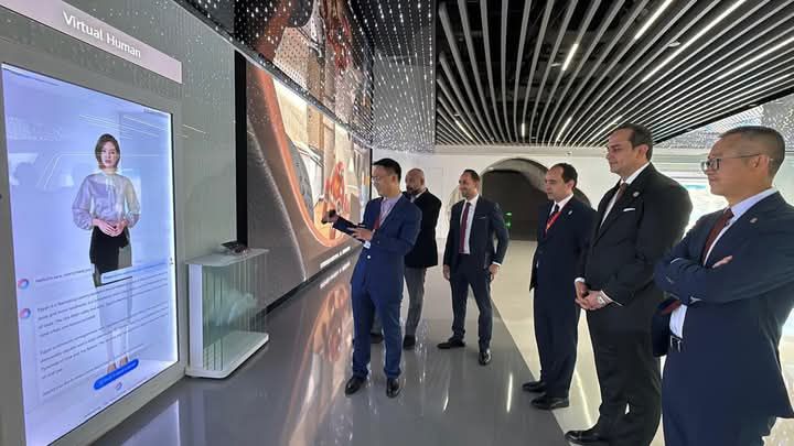 fb_img_17445444896715133266290249388695 رئيس هيئة الرعاية الصحية يقوم بزيارة لمركز البحث والابتكار لشركة هواوي الصينية العملاقة للاطلاع على أحدث الحلول التقنية والتكنولوجية وبناء الأنظمة الذكية المتكاملة