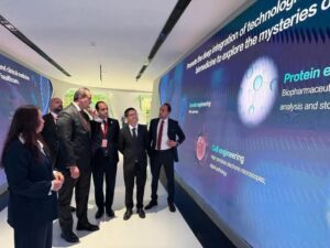 fb_img_17445444917528278626336887889598-300x225 رئيس هيئة الرعاية الصحية يقوم بزيارة لمركز البحث والابتكار لشركة هواوي الصينية العملاقة للاطلاع على أحدث الحلول التقنية والتكنولوجية وبناء الأنظمة الذكية المتكاملة