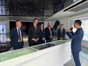 fb_img_17445444947373112551100039205212-300x225 رئيس هيئة الرعاية الصحية يقوم بزيارة لمركز البحث والابتكار لشركة هواوي الصينية العملاقة للاطلاع على أحدث الحلول التقنية والتكنولوجية وبناء الأنظمة الذكية المتكاملة