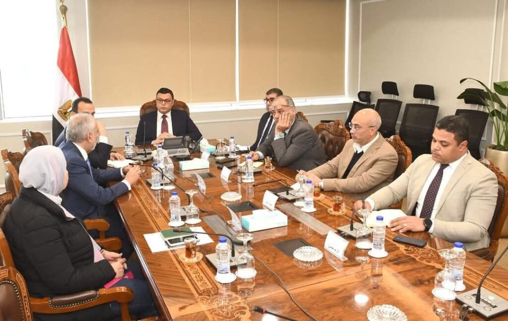 fb_img_17446238666674233587494131911722-1024x646 وزير الإسكان يلتقي مسئولي أحد المكاتب الاستشارية لاستعراض الموقف الخاص لمشروعات ضمن "تطوير منطقة سور مجرى العيون"