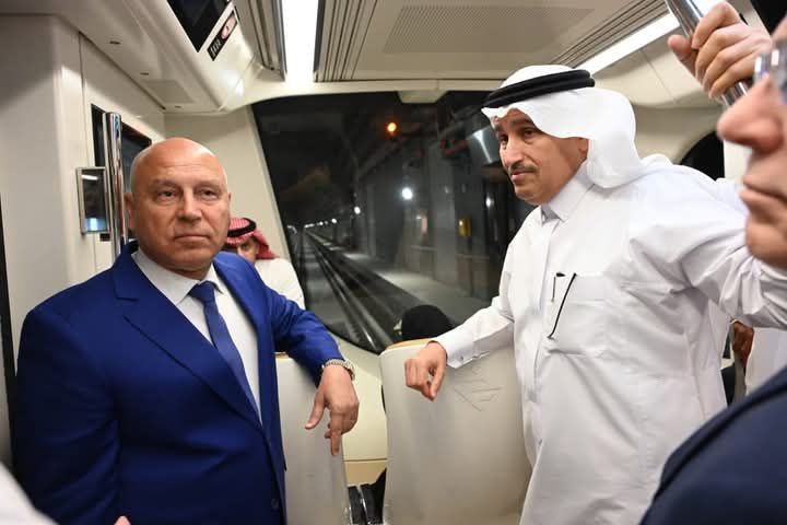 fb_img_17447976837192673681960393824893 نائب رئيس مجلس الوزراء للتنمية الصناعية وزير الصناعة والنقل ووزير النقل والخدمات اللوجستية السعودي في زيارة هامة لمترو الرياض