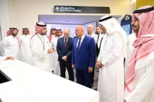 fb_img_1744797694018709349118994270175-300x200 نائب رئيس مجلس الوزراء للتنمية الصناعية وزير الصناعة والنقل ووزير النقل والخدمات اللوجستية السعودي في زيارة هامة لمترو الرياض