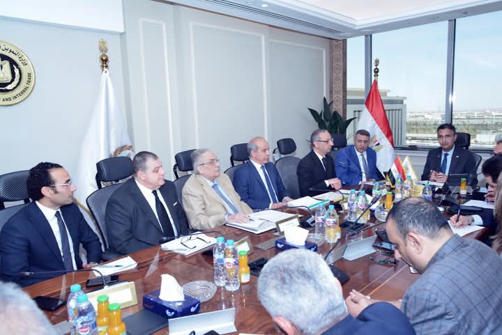 fb_img_1744815522802938608046835449526 وزير التموين يترأس اجتماع اللجنة العليا للقمح ويوجه بتكثيف الاستعدادات وتشكيل غرف عمليات لمتابعة التوريد لحظيًا