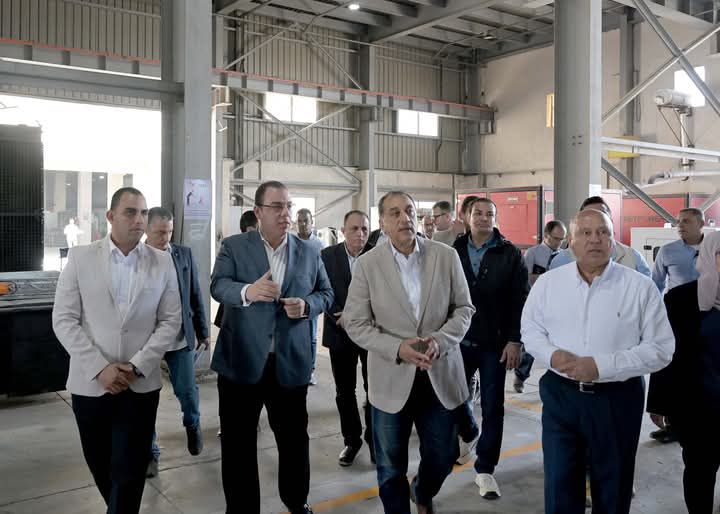 fb_img_17450632215456840646296163866395 رئيس مجلس الوزراء يتفقد مصانع شركة طيبة للصناعات المتطورة