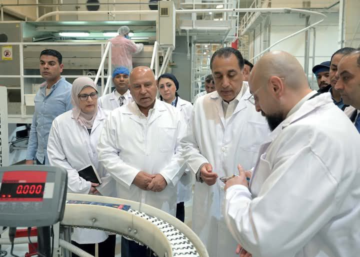 fb_img_17450633777226686223391996937402 رئيس الوزراء يتفقد مصانع مجموعة المصرية السويسرية للمكرونة والطحن والمركزات بالعاشر من رمضان