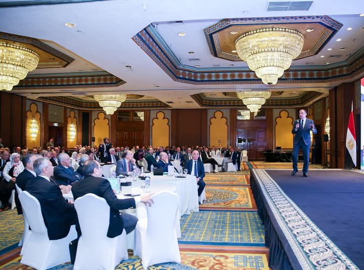 fb_img_17450635361451299116917208847650 وزير قطاع الأعمال العام يعقد لقاءً موسعًا مع رؤساء الشركات التابعة حول استراتيجية العمل نحو تحقيق الاستدامة