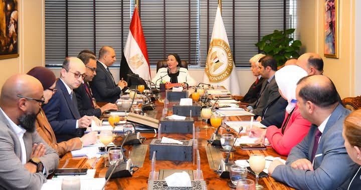 fb_img_17452347887791278372561885640404 وزيرة البيئة تترأس الجلسة الأولى لمجلس إدارة جهاز تنظيم المخلفات فى تشكيله الجديد