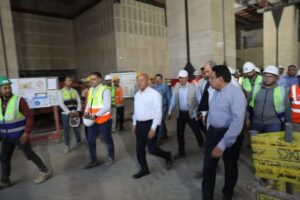 fb_img_17452351716662209877754958962500-300x200 وزير الصناعة والنقل في جولة تفقدية هامة بمشروع الخط الأول من شبكة القطار الكهربائي السريع لمتابعة التشطيبات النهائية للمحطات