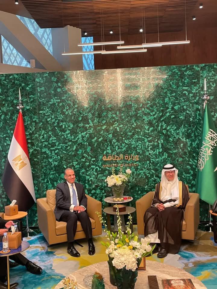 fb_img_17452610757082206514461800639528 وزير الخارجية والهجرة يلتقي بوزير الطاقة السعودي