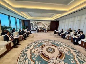 fb_img_17453204990372739950696209855017-300x225 وزير الإسكان يلتقي رئيس شركة "CSCEC" الصينية ببكين لمتابعة موقف المشروعات المشتركة.. وسبل تعزيز التعاون بين الجانبين