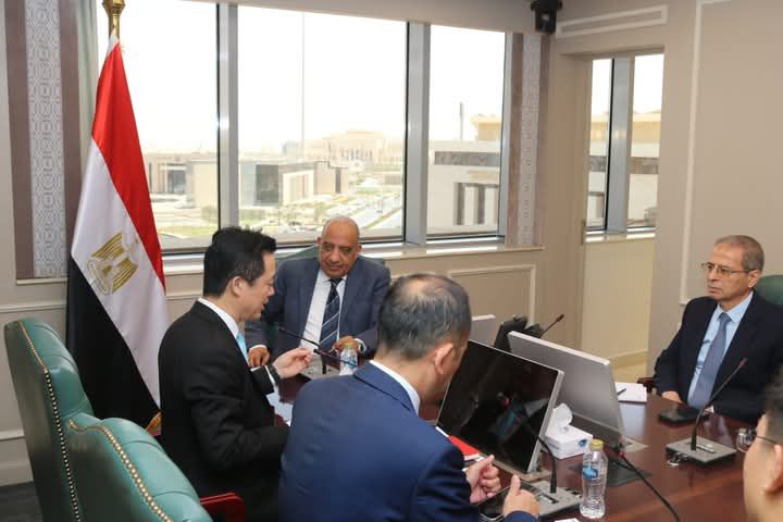 fb_img_17453298414576600609404171431094 وزير الكهرباء يبحث مع شركة هواوي الصينية سبل دعم وتعزيز التعاون في مجالات الطاقة المتجددة وأنظمة التخزين الخاصة بها وتكنولوجيا الترشيد وخفض الفقد والتحول الرقمي