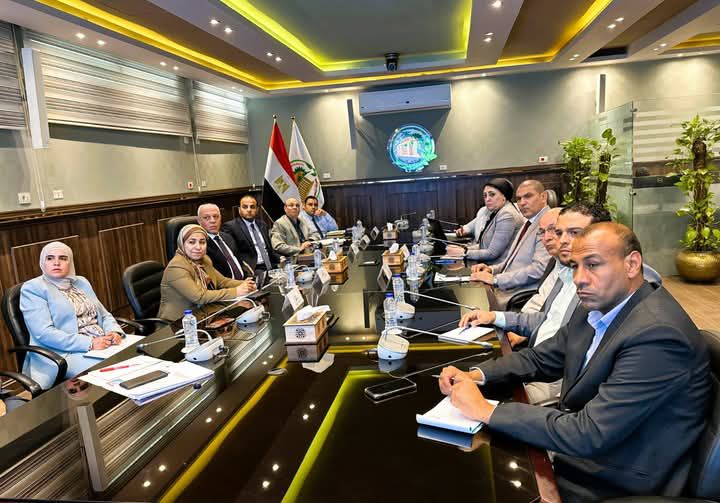 fb_img_17454129912466974906081406285553 رئيس هيئة تنمية الصعيد يعقد اجتماعًا مع رئيس مركز تحديث الصناعة ورئيس الجهاز التنفيذي للمشروعات الصناعية والتعدينية