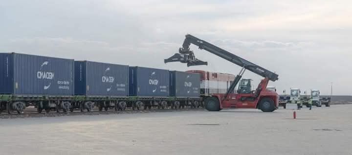 fb_img_17454931211031434104096931273250 النقل تدعو المستثمرين ورجال الأعمال وكافة المصدرين والمنتجين للاستثمار في مجال الموانئ الجافة والمناطق اللوجيستية وتطرح عدد 23 ميناء جاف ومنطقة لوجستية للاستثمار