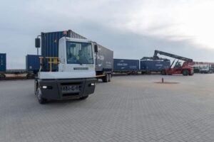 fb_img_17454931311855853743371670777216-300x200 النقل تدعو المستثمرين ورجال الأعمال وكافة المصدرين والمنتجين للاستثمار في مجال الموانئ الجافة والمناطق اللوجيستية وتطرح عدد 23 ميناء جاف ومنطقة لوجستية للاستثمار