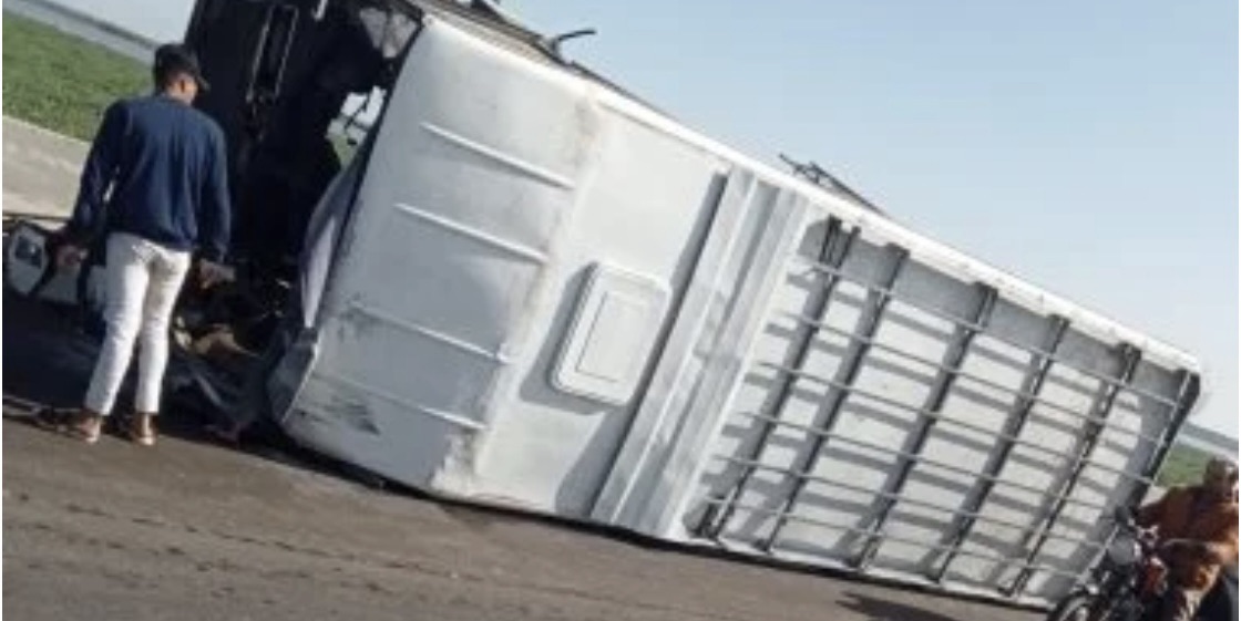 اصطدام سيارة نقل بكارتة الطريق الأوسطى فى أكتوبر دون إصابات