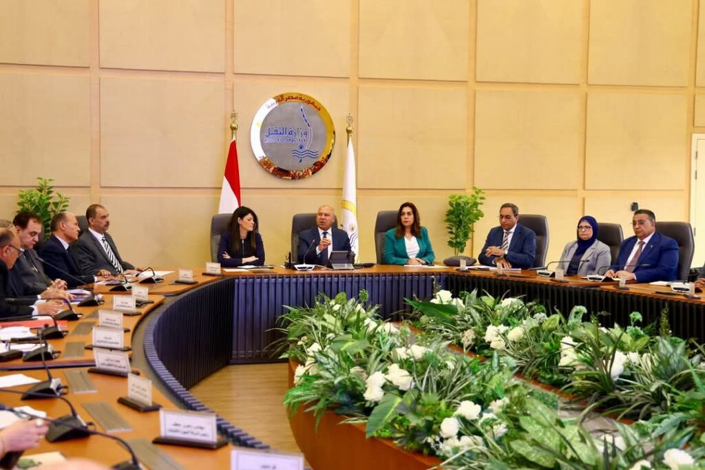 fb_img_17460928984885779313846028628462-1024x683 وزير الصناعة والنقل يتابع مع عدد من الوزراء والمحافظين الموقف التنفيذي لمشروعات التنمية الصناعية ببرنامج التنمية المحلية بصعيد مصر بحضور الشركات المنفذة للمرافق