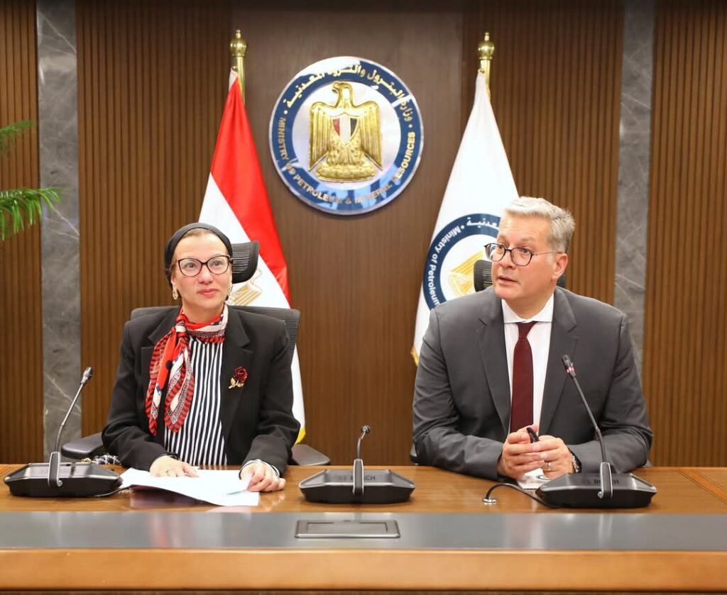 fb_img_1746093189337851447157127514860-1024x839 وزيرا البترول والبيئة يناقشان سبل خفض الانبعاثات الكربونية في مصر