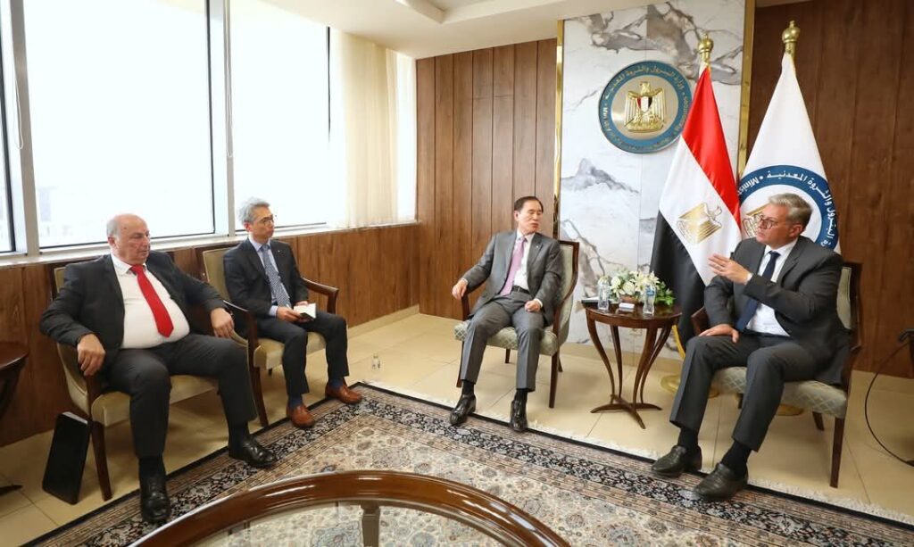 fb_img_17461779997219219370579639315981-1024x613 وزير البترول والثروة المعدنية يستقبل رئيس مؤسسة البترول الوطنية الكورية والوفد المرافق له لبحث الفرص الاستثمارية المتاحة بقطاع البترول المصرى