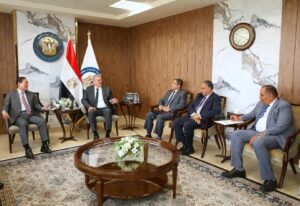 fb_img_17461780015471711922185943027527-300x206 وزير البترول والثروة المعدنية يستقبل رئيس مؤسسة البترول الوطنية الكورية والوفد المرافق له لبحث الفرص الاستثمارية المتاحة بقطاع البترول المصرى