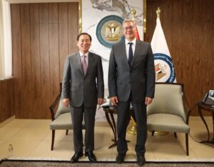 fb_img_17461780050167223867703268451799-300x235 وزير البترول والثروة المعدنية يستقبل رئيس مؤسسة البترول الوطنية الكورية والوفد المرافق له لبحث الفرص الاستثمارية المتاحة بقطاع البترول المصرى