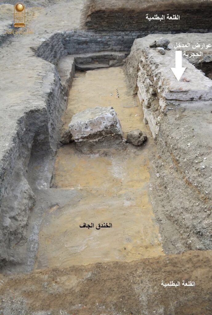 fb_img_17462609903194966459837209369785-689x1024 العثور على بقايا تحصينات عسكرية ووحدات سكنية للجنود وخندق يشير إلى إمكانية وجود قلعة أخري بالمنطقة